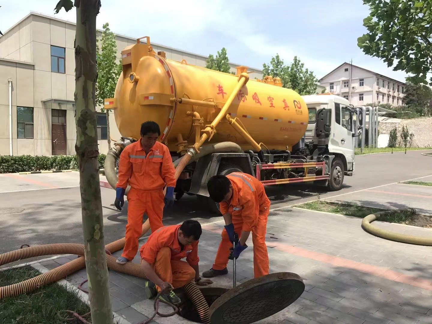 全南管道疏通车停在窨井附近