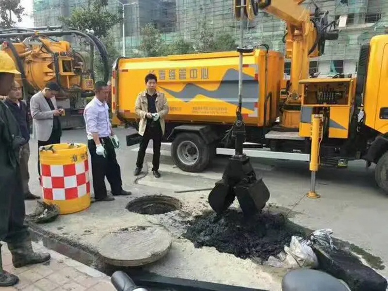全南街道：网格员化身“清道夫”，为民解忧疏通“堵心”化粪池