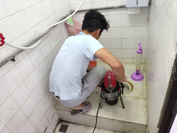 全南肥皂掉到马桶里把马桶堵住了怎么办？马桶堵住了怎么办